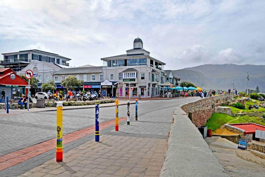 photo-central-modern-studio-apartment-hermanus-waterfront-hermanus-7